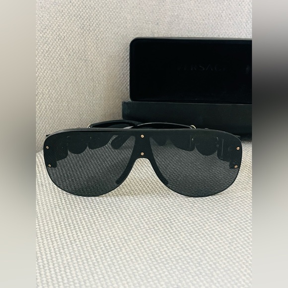 Stylish Versace Black Sunglasses with Gold Accents - Picture 6 of 11